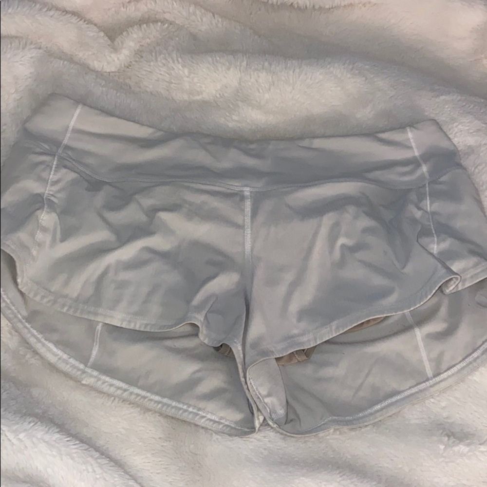 White Lululemon Shorts!!🤩🤩🤩
